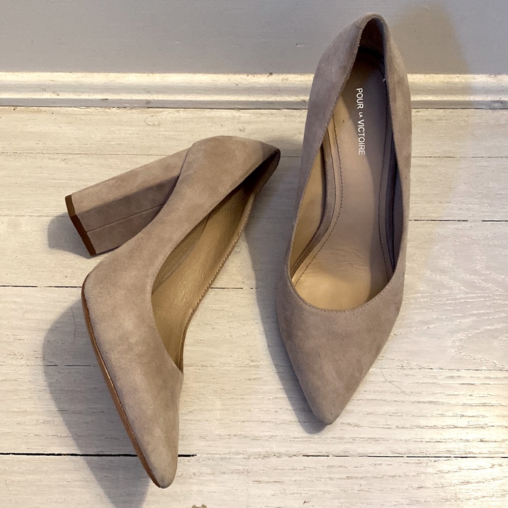 EUC Pour la Victoire beige chunky heel suede pumps Size 7.5